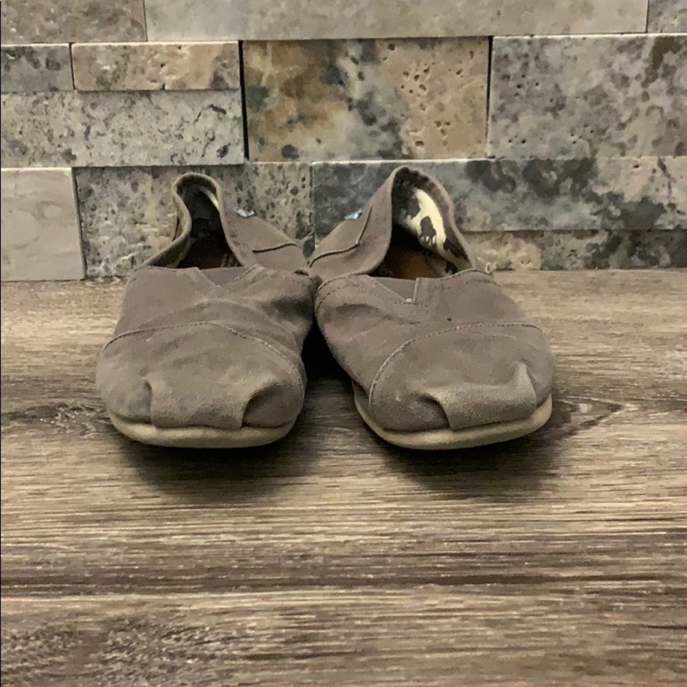 Brown canvas Toms
